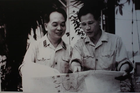 Đại tướng Nguyễn Chí Thanh cùng Đại tướng Võ Nguyên Giáp trao đổi tình hình chiến sự ở miền Nam, ngày 5/7/1967. (Nguồn: Thethaovanhoa.vn)