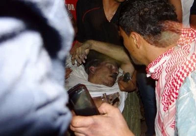 Người dân Libya cấp cứu một người đàn ông bất tỉnh được cho là đại sứ Mỹ tại Libya Chris Stevens trong khuôn viên lãnh sự quán Mỹ ở Benghazi sớm ngày 12/9/2012. (Nguồn: AFP/TTXVN)