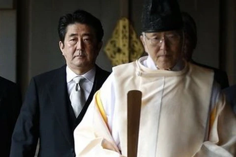 Thủ tướng Nhật Bản trong chuyến viếng thăm đền Yasukuni. (Nguồn: Reuters) 