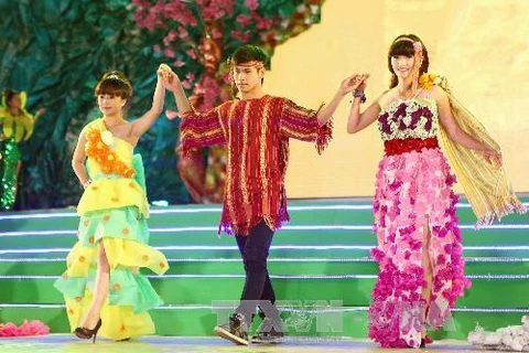 Trình diễn thời trang hoa tại Festival Hoa Đà Lạt (Ảnh: TTXVN)