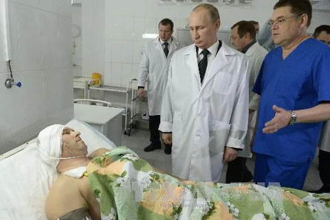 Ông Putin tới thăm các nạn nhân vụ khủng bố tại Volgograd (Nguồn: AFP/TTXVN)