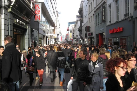 Khách hàng tấp nập mua sắm trong ngày đầu giảm giá tại Bỉ. (Ảnh: Hương Giang/Vietnam+)