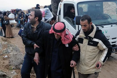 Người bị thương trong một cuộc giao tranh giữa phe đối lập Syria với quân đội chính phủ ngày 30/12/2013. (Nguồn: AFP)