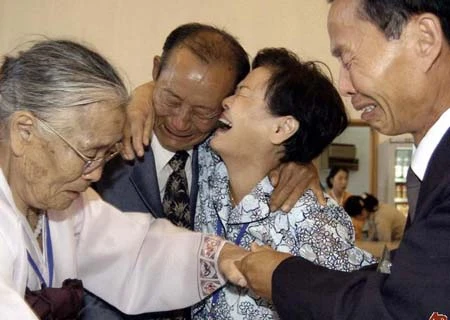 Một gia đình bị ly tán vì Chiến tranh Triều Tiên được đoàn tụ. (Nguồn: AP)