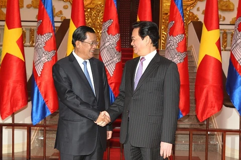 Chuyến thăm được thực hiện theo lời mời của Thủ tướng Vương quốc Campuchia Samdech Techo Hun Sen. (Ảnh: Đức Tám/TTXVN)