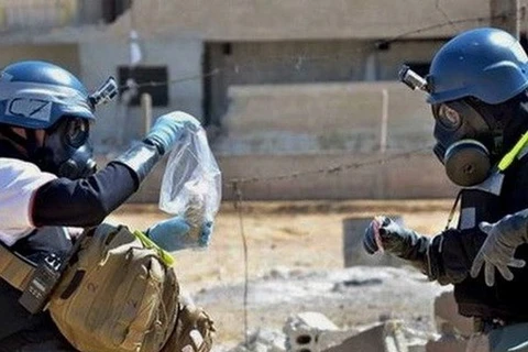 Các thanh sát viên lấy mẫu kiểm tra tại Syria. (Nguồn: AP)