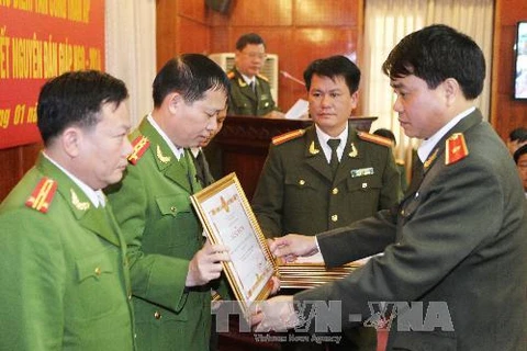 Thiếu tướng Nguyễn Đức Chung, Giám đốc Công an thành phố Hà Nội trao Bằng khen của Bộ trưởng Bộ Công an cho tập thể và cá nhân có thành tích xuất sắc. Ảnh: Doãn Tấn - TTXVN