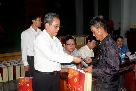 Đại diện Hội Nhà báo Việt Nam tặng quà Tết cho người nghèo tỉnh Bình Thuận. (Ảnh: Nguyễn Thanh/TTXVN)