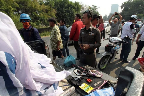 Cảnh sát Thái Lan điều tra tại khu vực thủ lĩnh biểu tình bị bắn chết. (Nguồn: AFP/TTXVN)