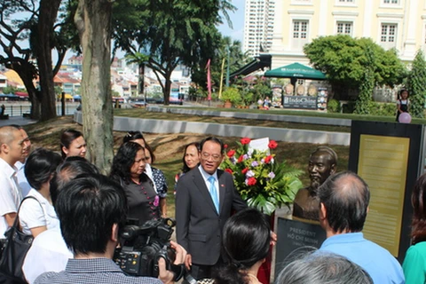 Đại sứ Việt Nam tại Singapore Trần Hải Hậu nói về về lịch sử và ý nghĩa của Tượng Chủ tịch Hồ Chí Minh tại khuôn viên Bảo tàng Văn minh châu Á. (Ảnh: Lê Văn Hải/Vietnam+)