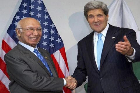 Ngoại trưởng Mỹ John Kerry (phải) và ông Sartaj Aziz. (Nguồn: Thenews.com.pk)