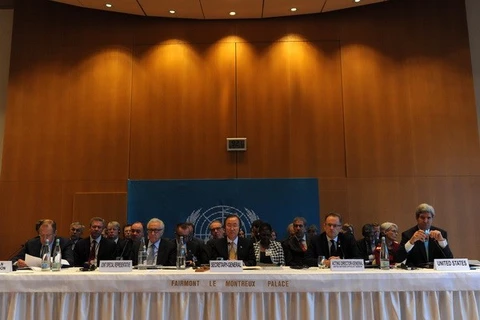 Tổng Thư ký Liên hợp quốc Ban Ki-moon (ở giữa) điều hành hội nghị quốc tế Geneva II về Syria. (Nguồn: THX/TTXVN)