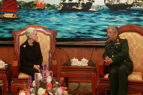 Thượng tướng Nguyễn Chí Vinh tiếp Thứ trưởng Ngoại giao Hoa Kỳ. (Ảnh: Nguyễn Hồng Pha/TTXVN)