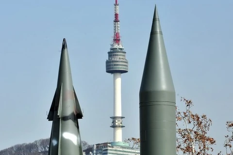 Tên lửa Scud-B (phải) của Triều Tiên và tên lửa đất đối không Hawk của Hàn Quốc (trái) tại đài tưởng niệm chiến tranh Triều Tiên ở Seoul. (Nguồn: AFP/TTXVN)