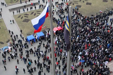 Người biểu tình thân Nga tụ tập phía trước tòa nhà chính quyền ở Donetsk. (Nguồn: AFP)