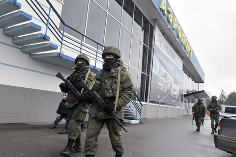 Lực lượng an ninh tuần tra bên ngoài sân bay Simferopol ở Crimea ngày 28/2. (Nguồn: AFP/TTXVN)