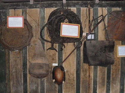 Tiếp nhận bộ dụng cụ bắt voi của người dân tộc Mnông