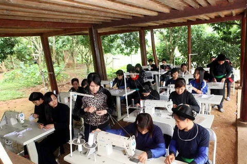 Lớp dạy nghề may công nghiệp cho phụ nữ dân tộc Dao, Tày. (Ảnh minh họa: Anh Tuấn/TTXVN)