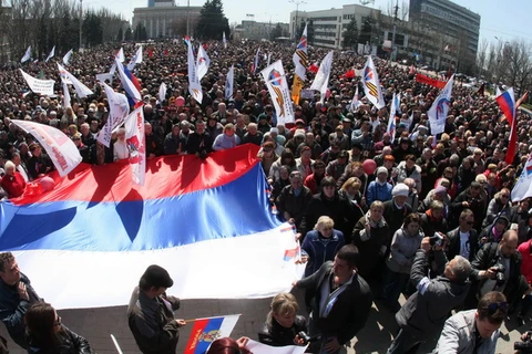 Tuần hành bày tỏ sự ủng hộ Nga tại thành phố Donetsk ngày 6/4. (Nguồn: AFP/TTXVN)