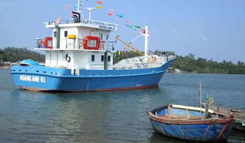 Bàn giao tàu đánh cá vỏ thép cho ngư dân Quảng Ngãi