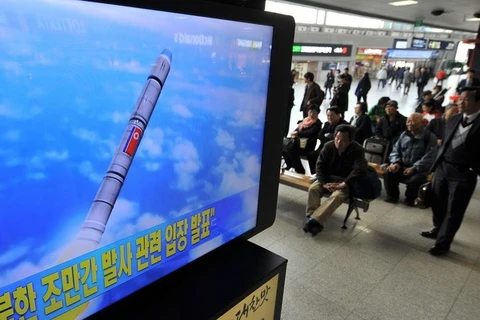 Phác họa vụ phóng tên lửa của Triều Tiên trên truyền hình tại trạm huấn luyện của Hàn Quốc ở Seoul hồi tháng 4/2012. (Nguồn: AFP/TTXVN)