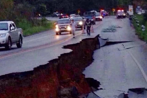 Một tuyến đường bị phá hỏng sau động đất ở Chiang Rai ngày 5/5. (Nguồn: THX/TTXVN) 