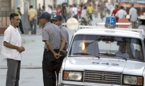 Cảnh sát Cuba và người dân trên đường phố Havana. (Nguồn: AP) 