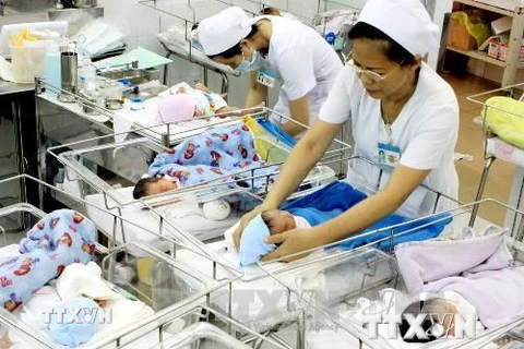 Chăm sóc trẻ sơ sinh tại bệnh viện. Ảnh minh họa. (Nguồn: TTXVN)