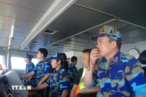 Trao tặng huy hiệu cho hai thuyền trưởng tàu cảnh sát biển 