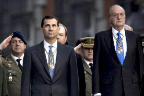 Vua Juan Carlos (phải) và Thái tử Felipe de Borbon. (Nguồn: EPA)