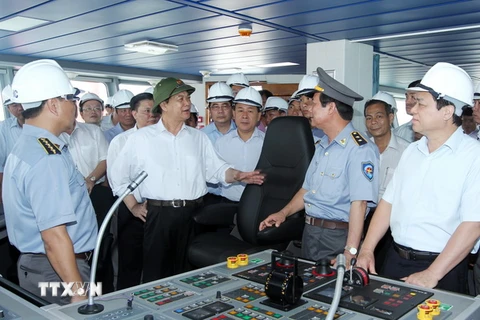 Thủ tướng Nguyễn Tấn Dũng thị sát tàu kiểm ngư cỡ lớn