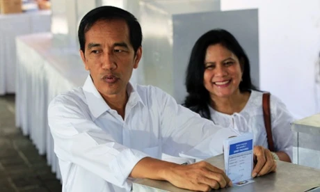 Ứng cử viên Joko Widodo và vợ. (Nguồn: Reuters) 