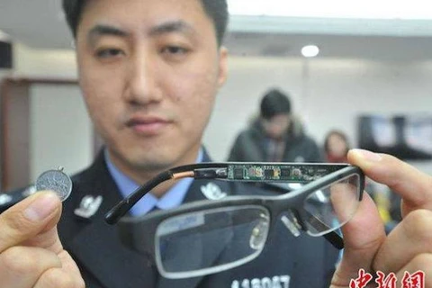 [Photo] Bắt bài thiết bị gian lận thi cử tinh vi ở Trung Quốc