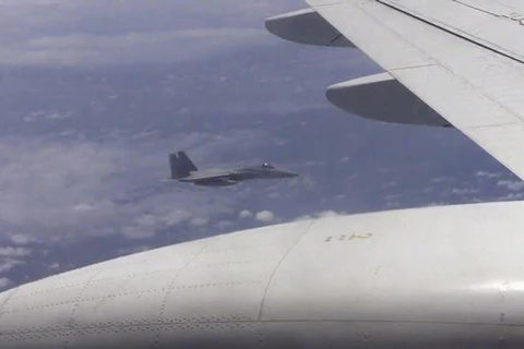 Ảnh cắt từ băng ghi hình do Trung Quốc đăng tải cho thấy một máy bay của Nhật bay gần một máy bay Trung Quốc.