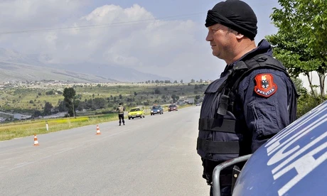 Cảnh sát Albania tại làng Lazarat. (Nguồn: AP)