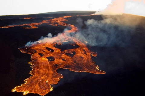 Núi lửa lớn nhất thế giới ở Hawaii có dấu hiệu "thức giấc" 