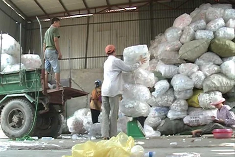 Hưng Yên phát hiện hơn 200kg phế liệu chứa rác thải y tế