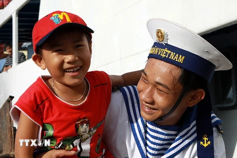 Triển lãm ảnh về biển, đảo và người chiến sỹ hải quân tại Nghệ An