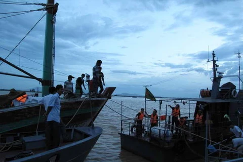 Tàu Quảng Bình bị nạn trên biển đang được lai dắt về đất liền