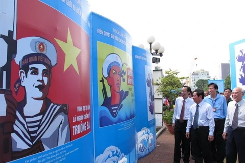Triển lãm tranh cổ động về "Biên giới và biển đảo Việt Nam"