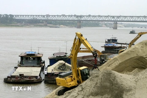 Hà Nội thí điểm đấu giá quyền khai thác cát ở quận Long Biên