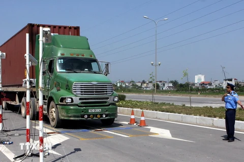 Lai Châu: Xe tải trọng lớn vun vút lao qua trạm cân vào ban đêm