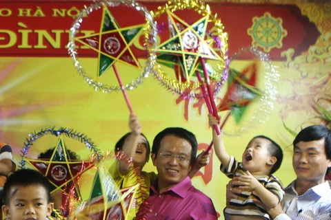 Tập đoàn Bảo Việt tặng quà cho trẻ ở chùa Bồ Đề dịp Trung Thu