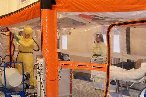 Nhân viên WHO nhiễm virus Ebola được đưa tới Đức điều trị