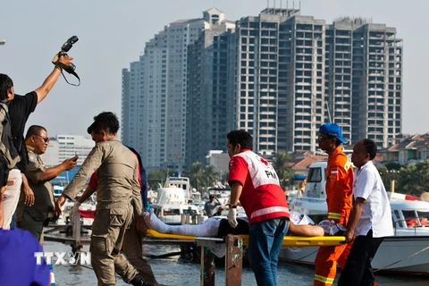 Tàu du lịch của Indonesia cháy động cơ, 36 người bị thương