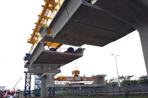 Lắp đặt dầm cầu đầu tiên của dự án xây dựng đường sắt đô thị số 1-Thành phố Hồ Chí Minh. (Ảnh: Hoàng Hải/TTXVN)