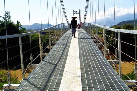 Có cầu treo, người dân Đắk Lắk không phải "đánh đu" vượt sông