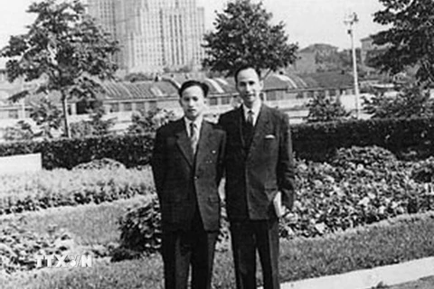 Liệt sỹ Phan Hoài Nam và cha - nhà thơ Xuân Tâm - tại Moskva, năm 1962. (Nguồn: TTXVN)