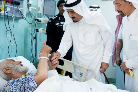 Quốc vương Saudi Arabia Salman thăm các nạn nhân. (Nguồn: AFP)