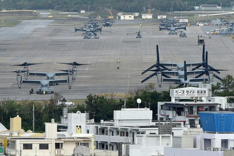 Các máy bay quân sự Hoa Kỳ đậu tại căn cứ Futenma giữa khu dân cư đông đúc Ginowan tỉnh Okinawa. (Nguồn: AFP)